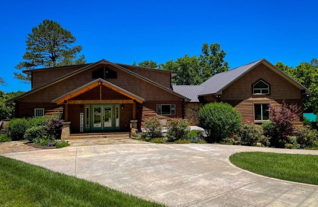 Rhinostar Lakeside Retreat