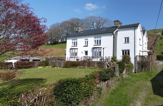 Rhiwlas - Eight Bedroom House, Sleeps 16