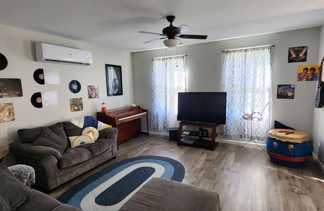 Rhythm & Blues! Quiet, private, downtown! -Golf Cart Available!
