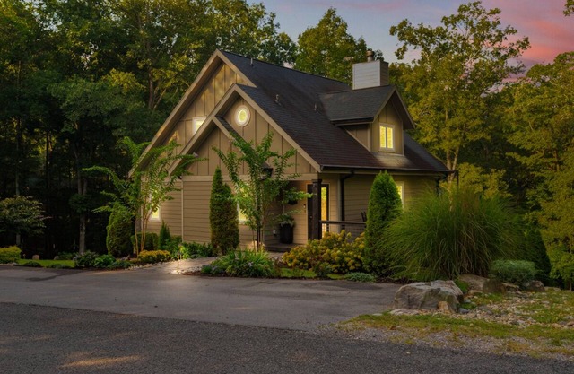 "Ridgeview Retreat" Sleeps 12