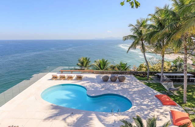 Rio005 - Contemporary mansion in Joá with an ocean view
