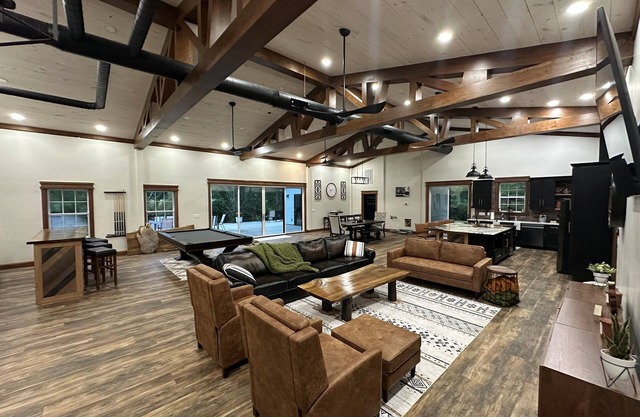 Rippling Waters! 3 BD 2.5 BA Riverfront Home, 8 min. from airport. Sleeps 11.