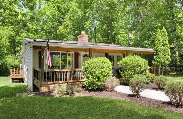 River Access Cabin w Hot Tub, Grill, Firepit, WiFi