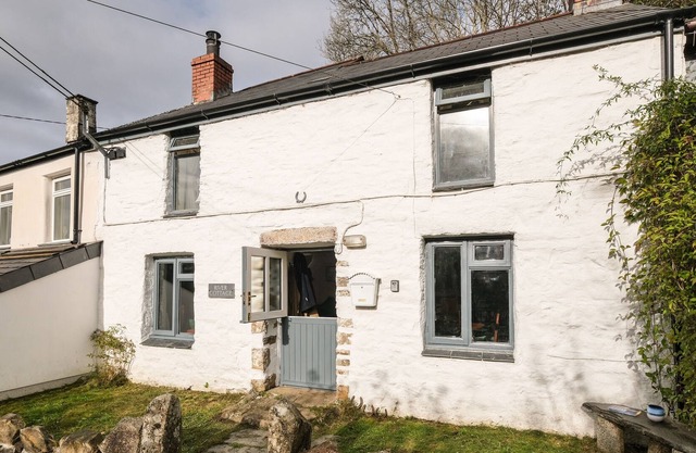 RIVER COTTAGE, pet friendly, with open fire in St Neot