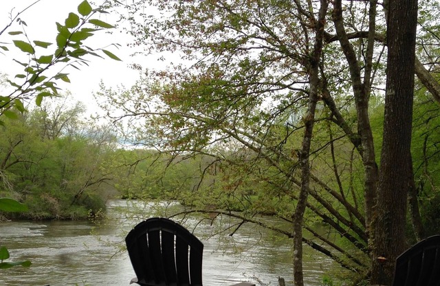 River Front, Hot Tub, Fish & Kayak (seasonal) Nearby Wineries, Hikes & Helen