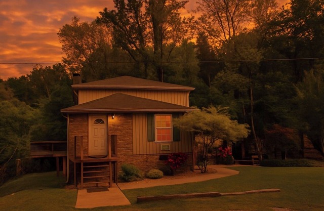 River Frontage♥Outdoor Fireplaces♥Hot Tub♥3 King Masters♥Secluded♥Easy Access