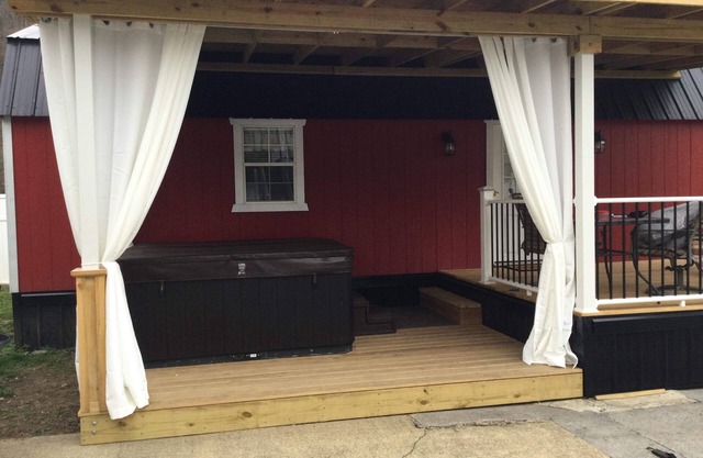 River Road Retreat. Cabin minutes away from trails w/hottub & seasonal pool!