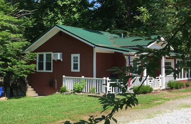 River's Edge Cabin - Swim - Kayak - Fish From Your Backyard !