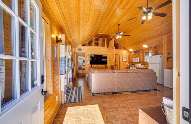 Riverfront Cabin Near Smoky Mountain National Park