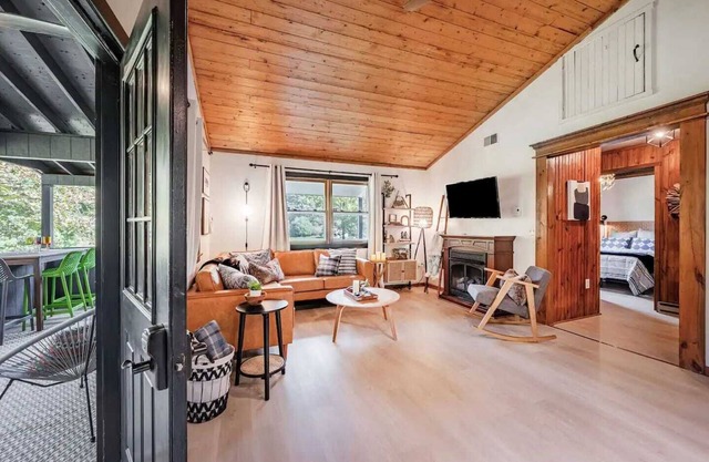 Riverfront Cabin wFirepit, Pool Table, Porch, WiFi