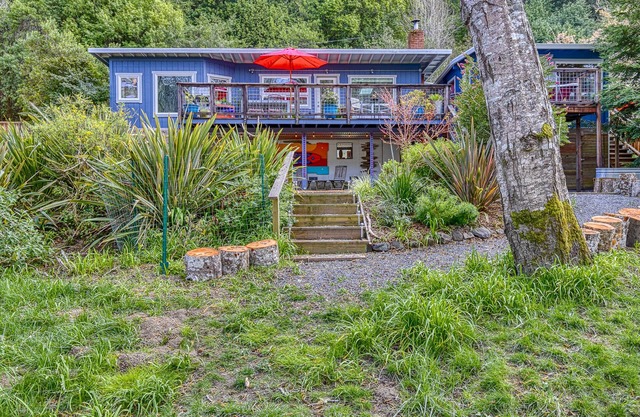 Riverfront cottage w/hot tub, lush gardens, privacy & river access, pets ok!