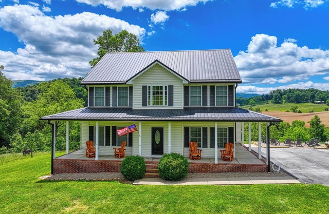 Riverfront home on South Holston River Perfect for Fishing, Hiking, Relaxing