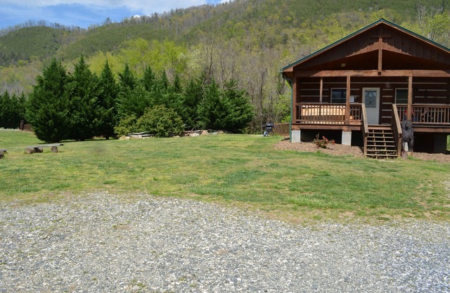 Riverfront Log Cabin, Hot Tub, Pet-Friendly, Universal Access