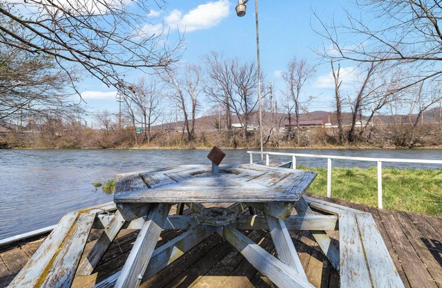 Riverfront refuge, cozy retreat by Watauga River