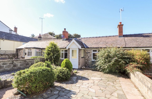 RIVERLEA, pet friendly, with open fire in Dyserth