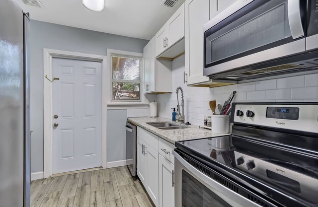 Riverside Bungalow- Quiet neighborhood with off street parking
