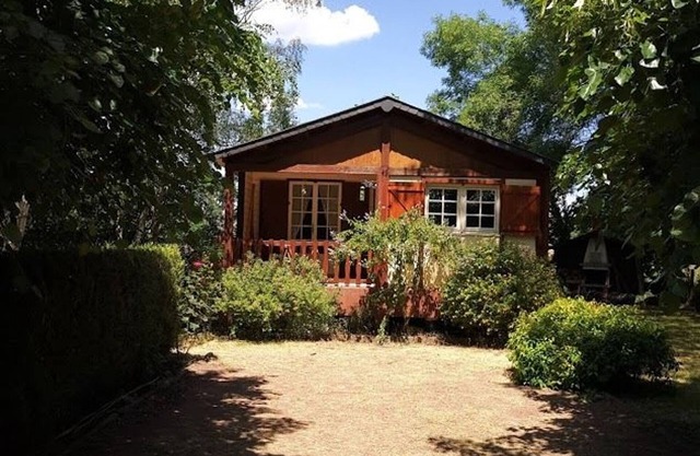 Riverside Chalet with Terrace, BBQ, AC, Near Le Mans & Tours-Val de Loire Airport