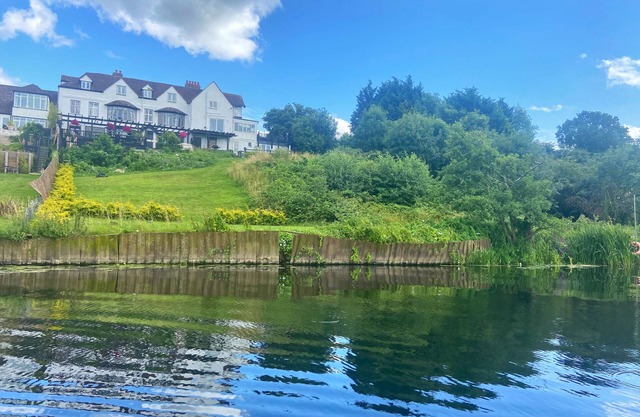 RIVERSIDE MANOR, pet friendly, character holiday cottage in Evesham