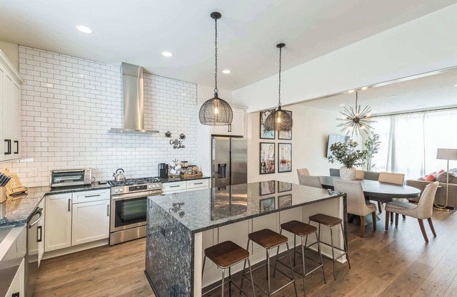 Riverside Townhome for 8 w/Rooftop Deck!