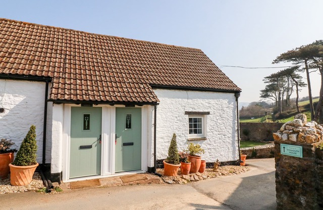 ROBIN COTTAGE, pet friendly, character holiday cottage in Ilfracombe