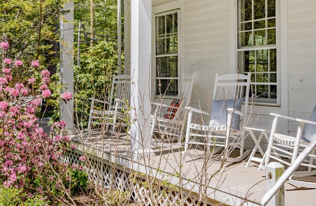 Robin’s Retreat by AvantStay | Carriage House at Historic Inn: Barn, Pub, Farm!