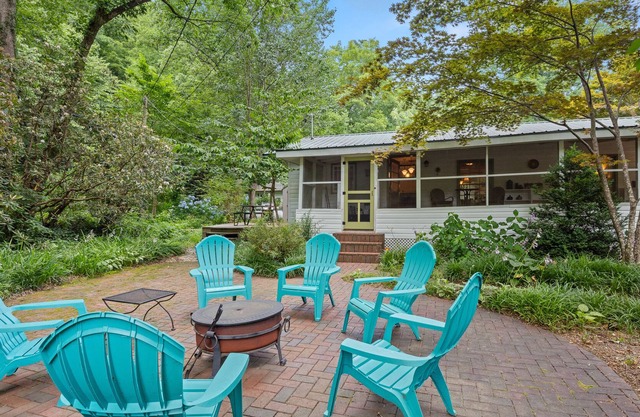 Rock Base - Dog Friendly - Fire Pit - Internet - Walk to downtown - Mr. Lake Lure Vacation Rentals