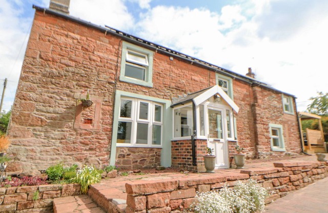 ROCK COTTAGE, pet friendly, with hot tub in Penrith