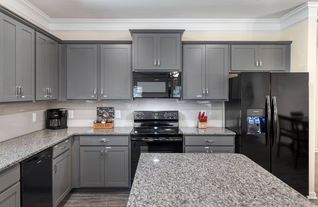 Rocky 5,New 3 Br 2 bath, Hot tub, Arcade, Game room