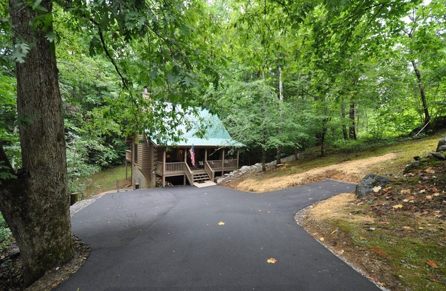 Rocky Hollow a beautiful retreat in a wildlife rich Mountain Community!