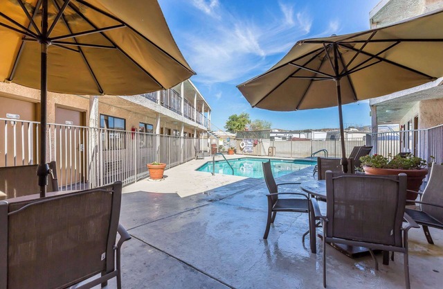 Rodeway Inn Magic Mountain Area