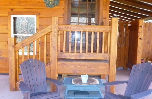 Romantic 5* Luxury Creekside Cabin for 2 * 28 acres * Jacuzzi * Home Made Bread