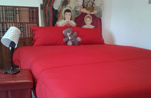 Romantic artistic studio apartment, with equipped kitchen, overlooking the palace. Breakfast incl