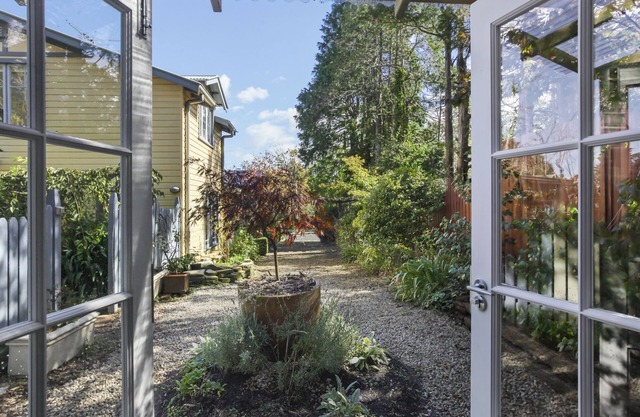 Romantic Bloom Cottage 300m to Mall, wood fire SPRING SPECIAL midweek rates