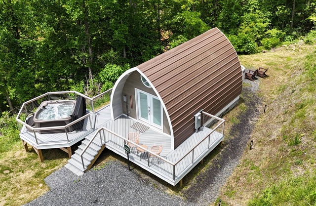 Romantic Blue Ridge Mountain cabin nature, view & modern with hot tub