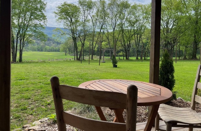 Romantic Cabin -Also available RV pad w/hookups -Heated Outside Shower & Soaker Tub - Mountain Views