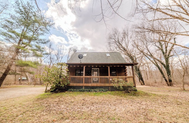 Romantic escape/Creek view/Secluded/Heart of Hocking Hills/Hot Tub/FirePit