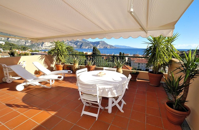 Romantic Apartment with Amazing SEA VIEW WI-FI & PARKING