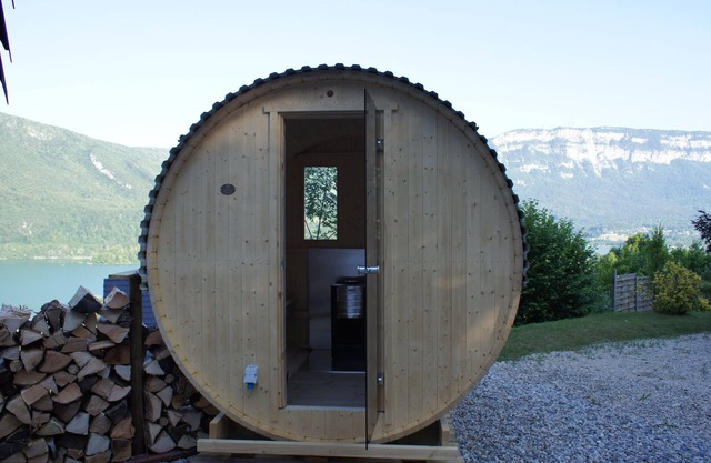 romantic house with its spa+sauna+swimming pool+view on the lake