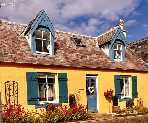 Romantic luxury Cottage right next to the ocean