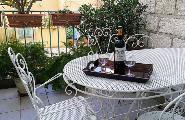 Romantic, quiet 2 room flat, private terrace, free Wi-Fi, near beaches and tram