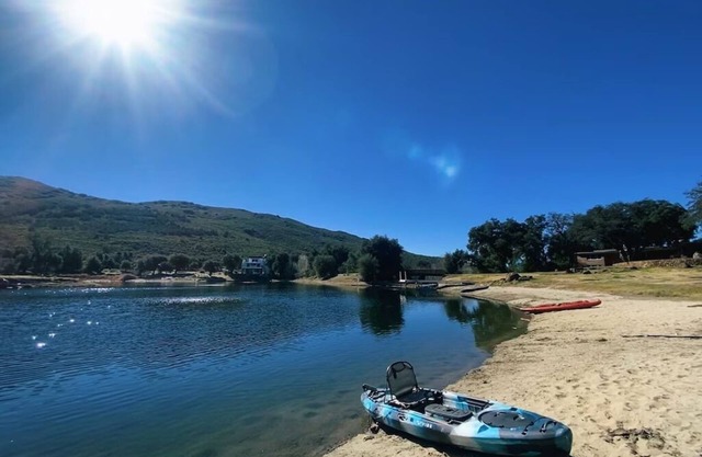 Romantic Retreat/private fishing lake and tennis court near Julian