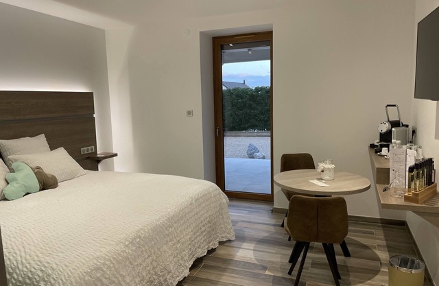 Romantic room with outdoor Jacuzzi, comfort and luxury Brin du Jour