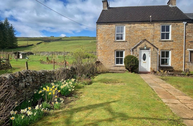 Romantic rural retreat for 8 w/log burner (Pets welcome!)