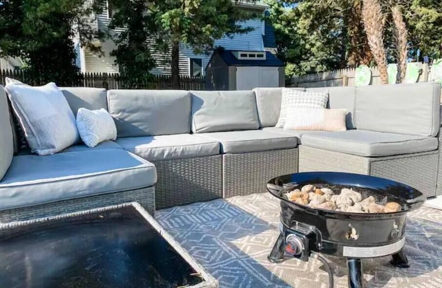 Romantic Saltbox Bungalow! HOT TUB & walk 2 quiet beach w/beautiful sunsets!