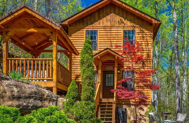 Romantic Wooded Cabin,1 BDR/1.5 BATH, Hot Tub, Wi-Fi, Close to All