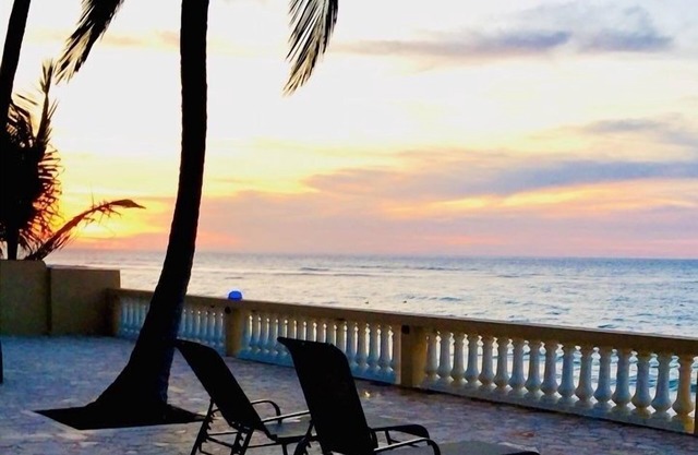 "Romantico del Mar" - Beachfront, Gated, 200+ Mbps Wi-Fi, Battery Backup System