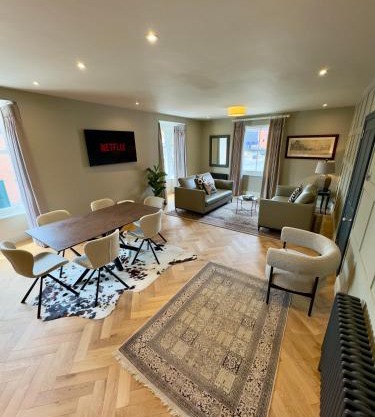 Romeo's Arch high end luxury in centre of Stratford with parking