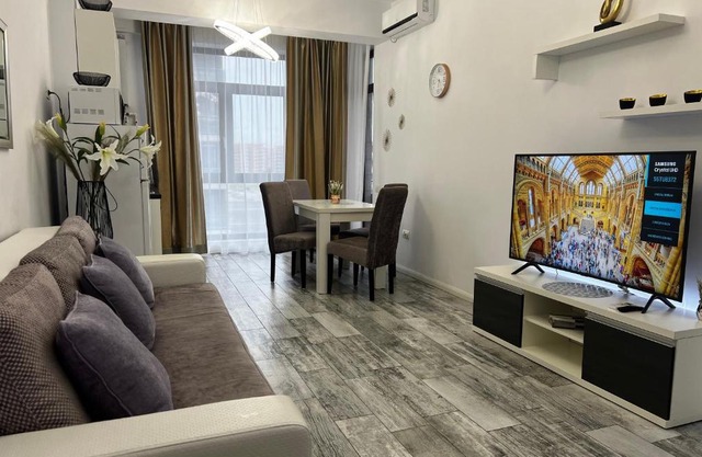 Romeo's Beachfront Apartment by LOFT, Hotel OPERA and White Tower