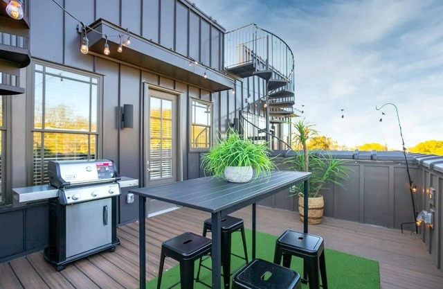 Rooftop, Grill, Garage, Near Broadway
