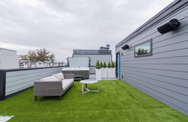 Rooftop Views & Hot Tub, Walk to BofA Stadium, Uptown Lux